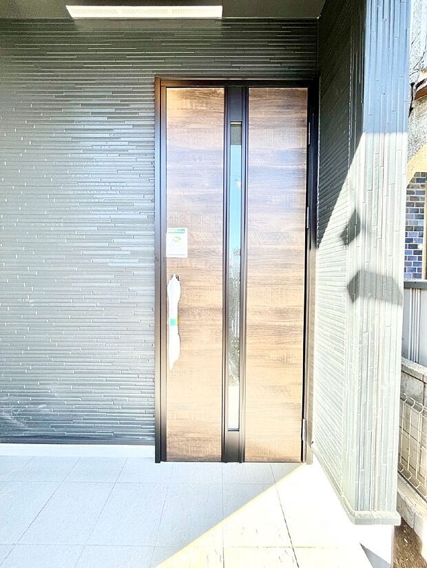 【玄関】シンプルで落ち着いた雰囲気の玄関でご家族やお客様をお出迎え！