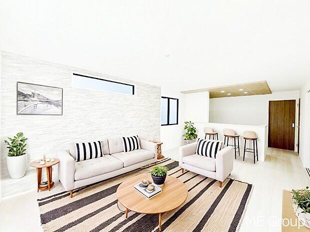 【リビング】ご家族の賑やかな話し声で包まれる明るいリビング  ※家具はCGです