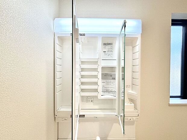 【その他設備(三面鏡裏収納)】三面鏡の裏に、化粧品や衛生用品などを収納可能。洗面台をすっきりと保ちます！