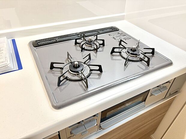 【その他設備(Ｓｉセンサーコンロ)】ガスコンロはＳｉセンサー搭載。火力調節や焦げ付き・消し忘れも防いでくれます。