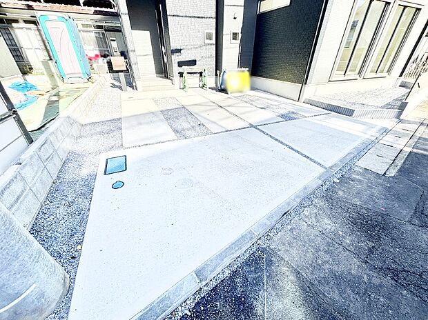 【駐車場】車の出し入れスムーズ!並列駐車2台分のカースペース付きです。