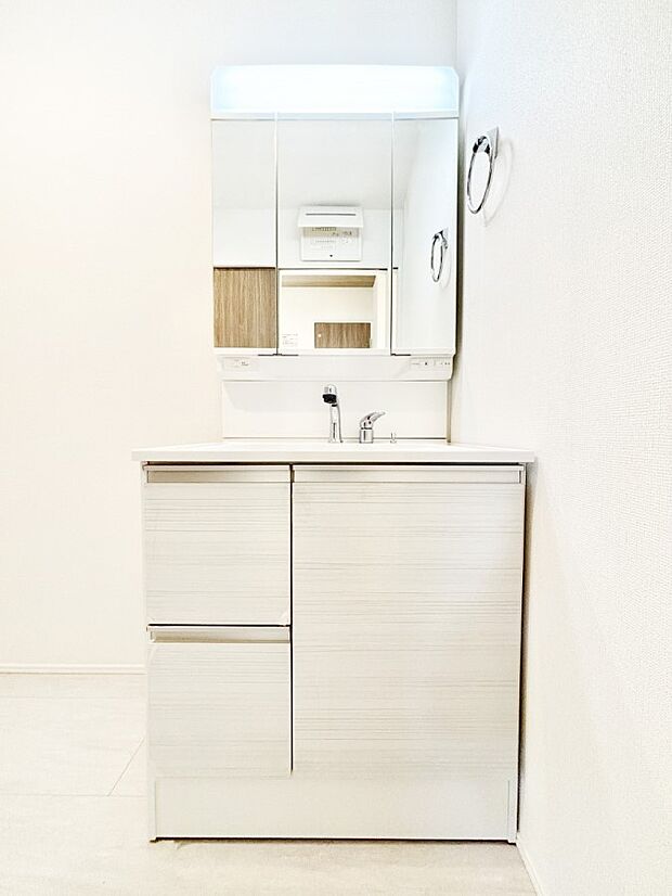 【洗面台・洗面所】三面鏡キャビネット・シャワー付き洗面化粧台で忙しい朝の身支度もスムーズに!