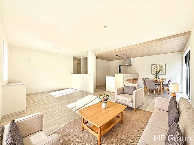 【リビング】ご家族の賑やかな話し声で包まれる明るいリビング  ※家具はCGです