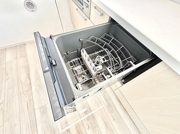 【その他設備(食洗機)】面倒なお片づけは食洗機にお任せ！家事の負担が減って、時間にも気持ちにもゆとりができます。