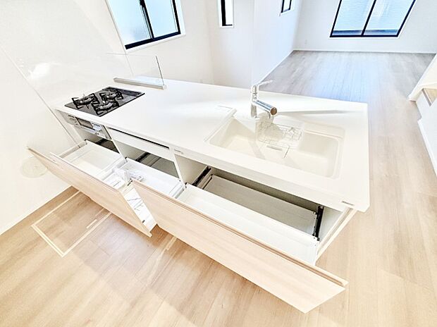 【その他設備(キッチン収納)】収納スペースもたっぷり！広々とした作業スペースで家事もラクラク！