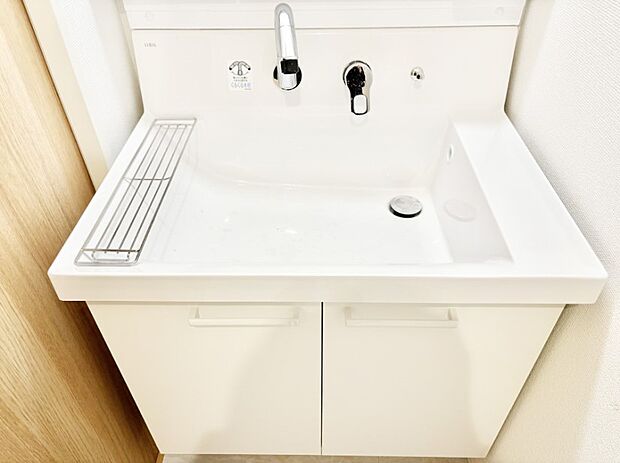 【その他設備(シャワー水栓洗面化粧台)】ハンドシャワー付き！使いやすい洗面台。