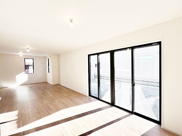 【リビングダイニング】大きな窓からたっぷりの陽光と風を感じられるリビング