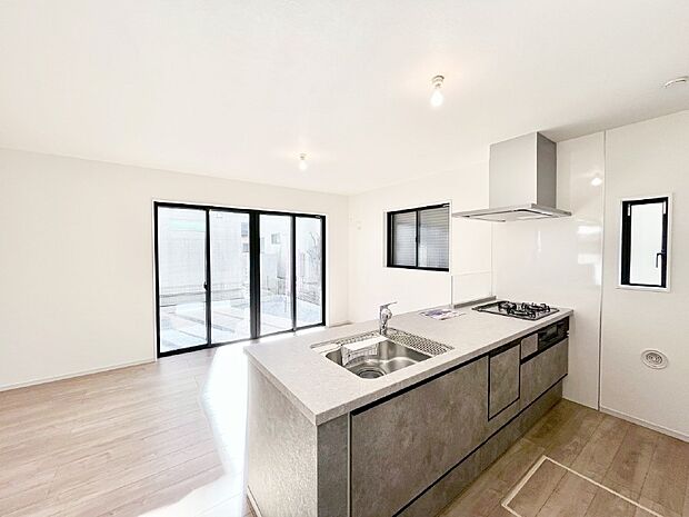 【ダイニングキッチン】料理をしながらご家族との会話を楽しめる対面カウンターキッチン