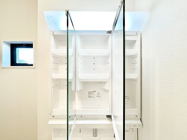 【その他設備(三面鏡裏収納)】三面鏡の裏に、化粧品や衛生用品などを収納可能。洗面台をすっきりと保ちます！