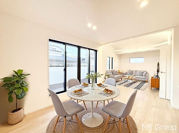 【リビング】ご家族の賑やかな話し声で包まれる明るいリビング  ※家具はCGです