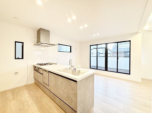 【ダイニングキッチン】爽やかな風が通り抜けるキッチン。窓があるので明るく換気にも役立ちます。