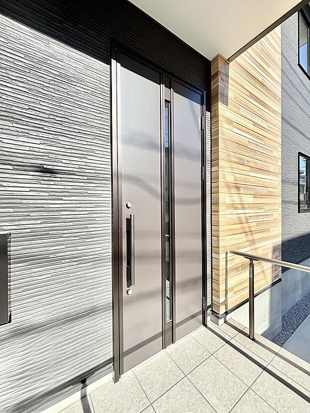 【玄関】玄関前は雨が降っても濡れにくい屋根付き　