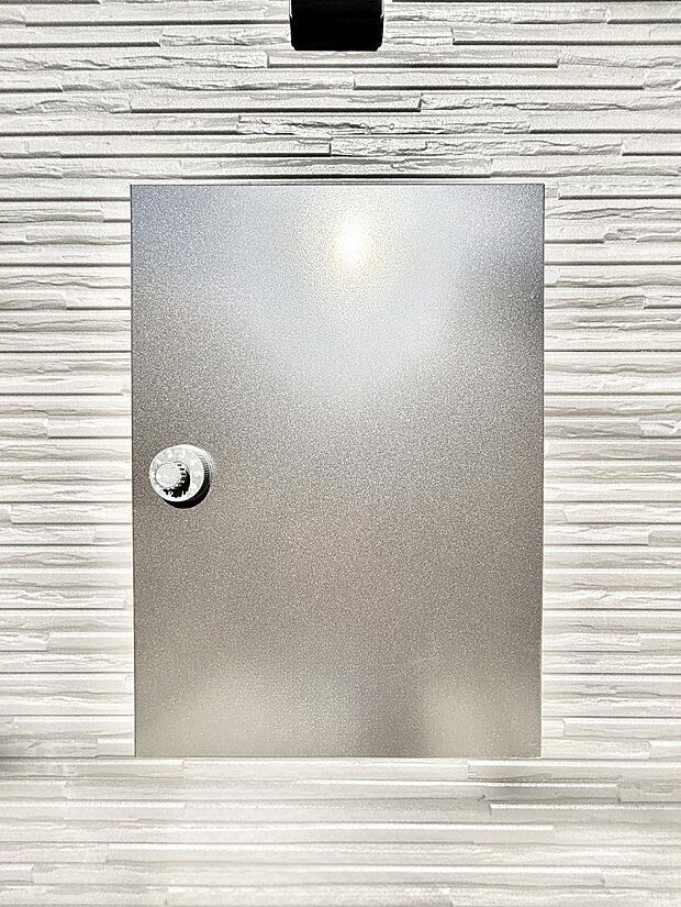 【その他現地】シンプルデザインのポスト。　