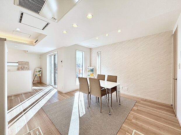 【リビングダイニング】明るい陽光が注ぎ、寛ぎの雰囲気に満たされるリビング・ダイニング。 