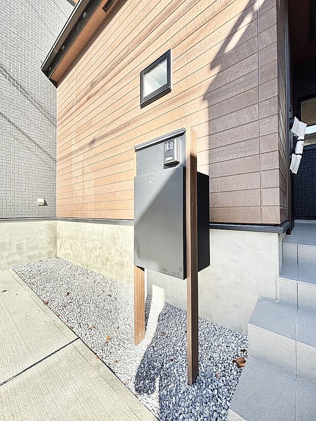 【その他現地】シンプルデザインのポスト。