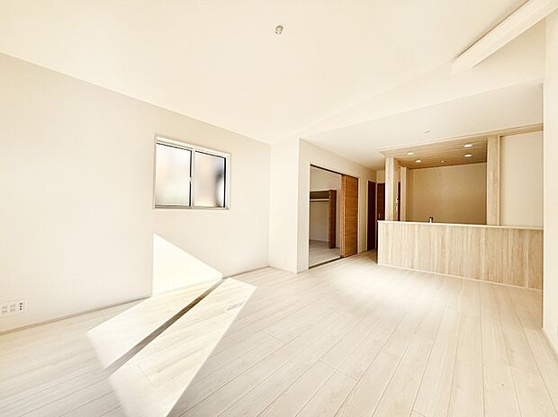 【リビングダイニング】自然光が取り込まれ、家族団らんの場所を明るく演出