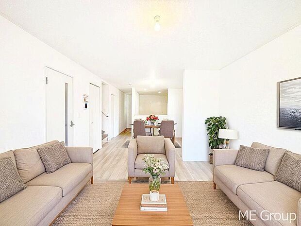 【リビング】家族の会話が自然と増えるリビングイン階段設計 ※家具はCGです