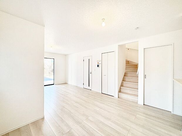 【リビングダイニング】あると嬉しいリビング収納付き!スッキリと片付いた広々LDK。