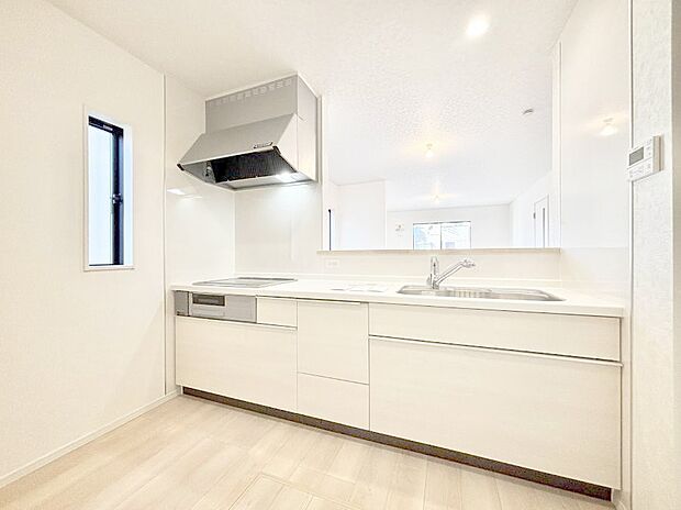 【キッチン】爽やかな風が通り抜けるキッチン。窓があるので明るく換気にも役立ちます。