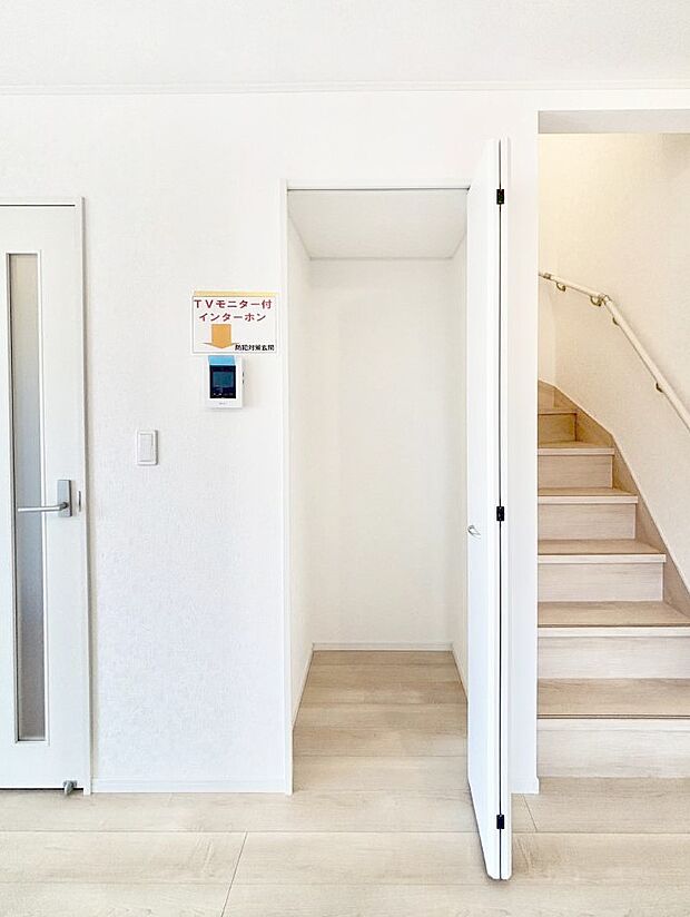 【その他設備(リビング収納)】リビング収納。ここに収納があると物が集まるLDKがスッキリ片付きそうですね。