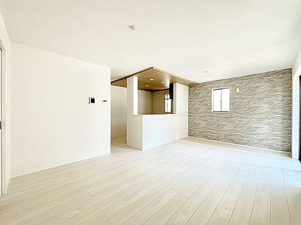 【ダイニング】アクセントクロスがお洒落なダイニング。家族でのんびりくつろげる広々スペース。