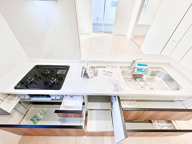 【その他設備(キッチン収納)】収納スペースもたっぷり！広々とした作業スペースで家事もラクラク！