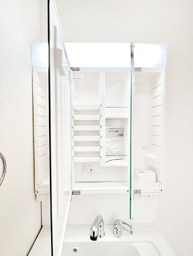 【その他設備(三面鏡裏収納)】三面鏡の裏に、化粧品や衛生用品などを収納可能。洗面台をすっきりと保ちます！