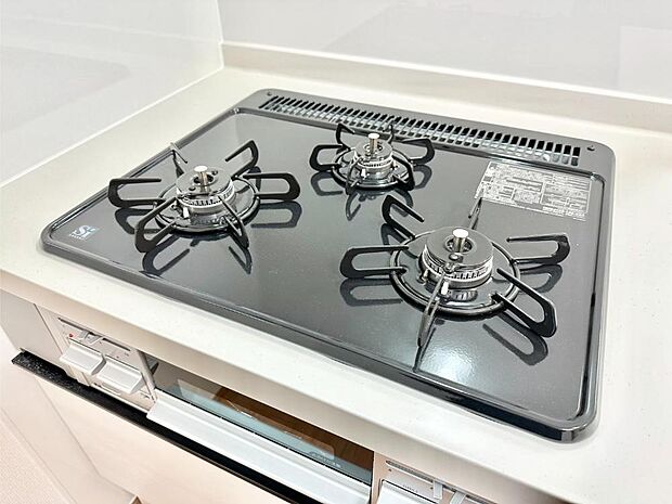 【その他設備(三ツ口コンロ)】三口ガスコンロでお料理が一気にはかどりそう  