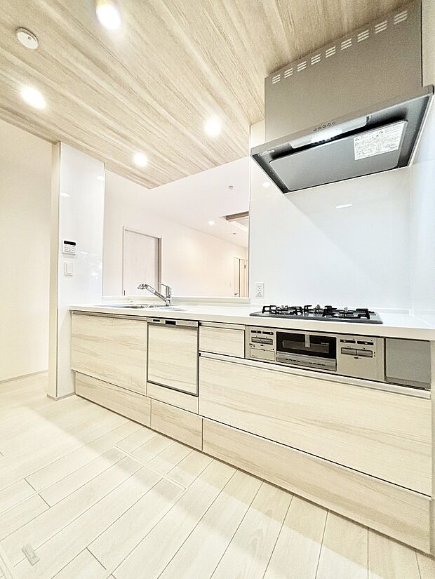 【ダイニングキッチン】料理をしながらご家族との会話を楽しめる対面カウンターキッチン