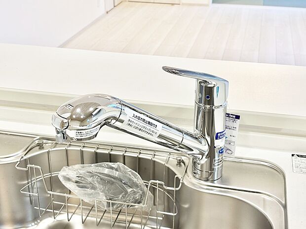 【その他設備(蛇口一体型浄水器)】いつでも清潔なおいしいお水を。一つの水栓で水道水と浄水を使い分け。