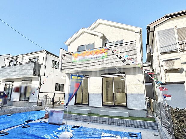 【現地外観写真】洗練された外観、上質な住空間が広がる室内は永く安心して過ごせる住居です。 