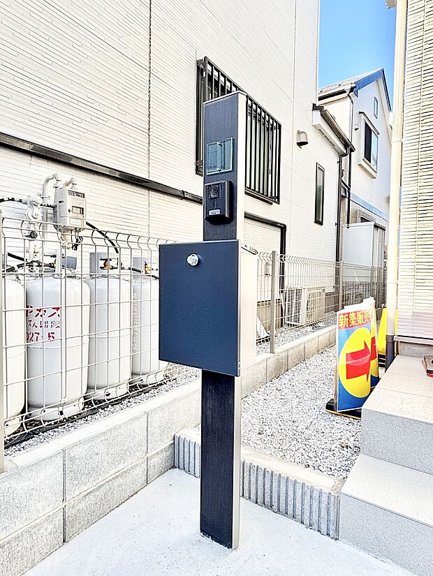 【その他現地】表札・インターホン・ポストをひとつに集約。エントランスになじむシンプルデザイン。