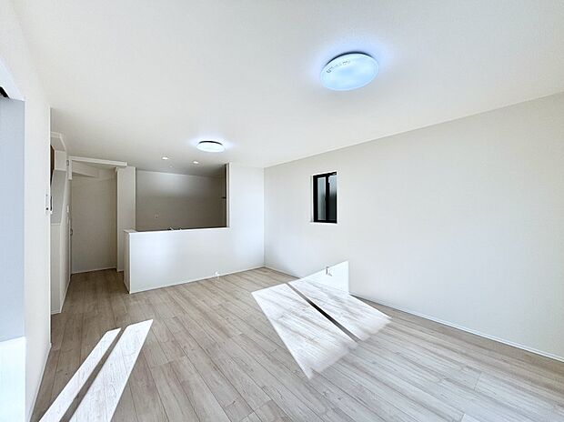 【リビングダイニング】明るい陽光が注ぎ、寛ぎの雰囲気に満たされるリビング・ダイニング。 