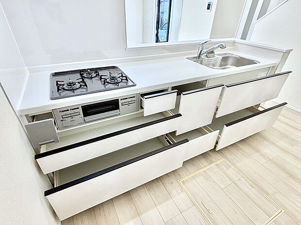 【その他設備(Ｓｉセンサーコンロ)】ガスコンロはＳｉセンサー搭載。火力調節や焦げ付き・消し忘れも防いでくれます。