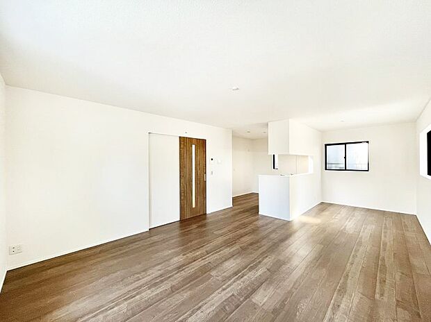 【リビングダイニング】自然光が取り込まれ、家族団らんの場所を明るく演出