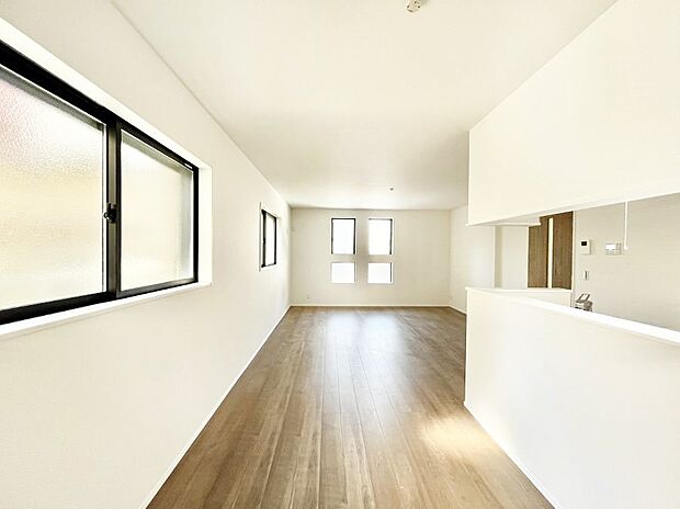 【ダイニング】家族の笑顔が自然と生まれてくる、そんな雰囲気のダイニングに仕上がっています 