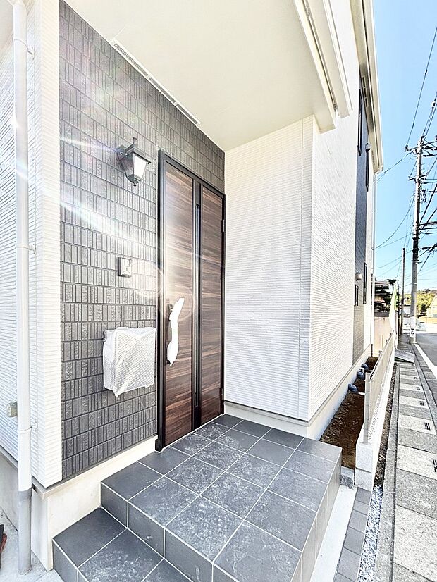 【玄関】大切な家族、来客を出迎える玄関。