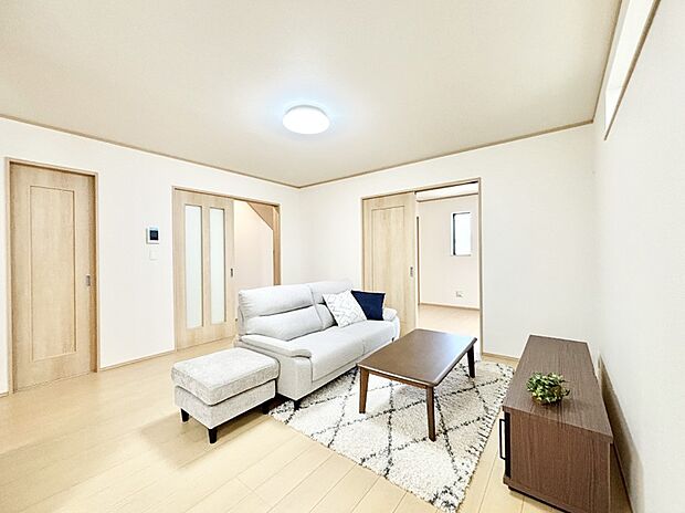 【リビングダイニング】家族団らんの時間も増えそうなくつろぎのリビングダイニング。   