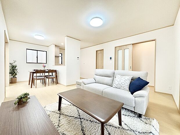 【ダイニング】明るい陽光が注ぎ、寛ぎの雰囲気に満たされるダイニング。   