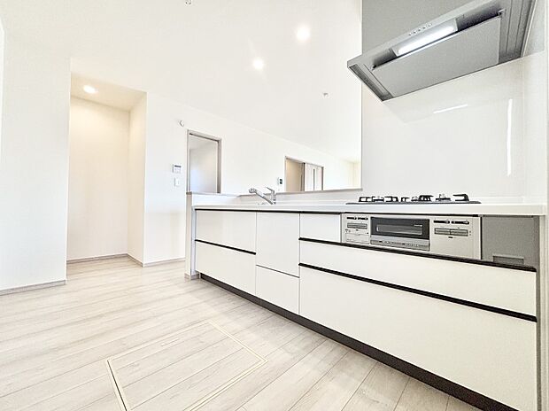 【ダイニングキッチン】ゆとりあるキッチンではご家族と楽しくお料理ができます。