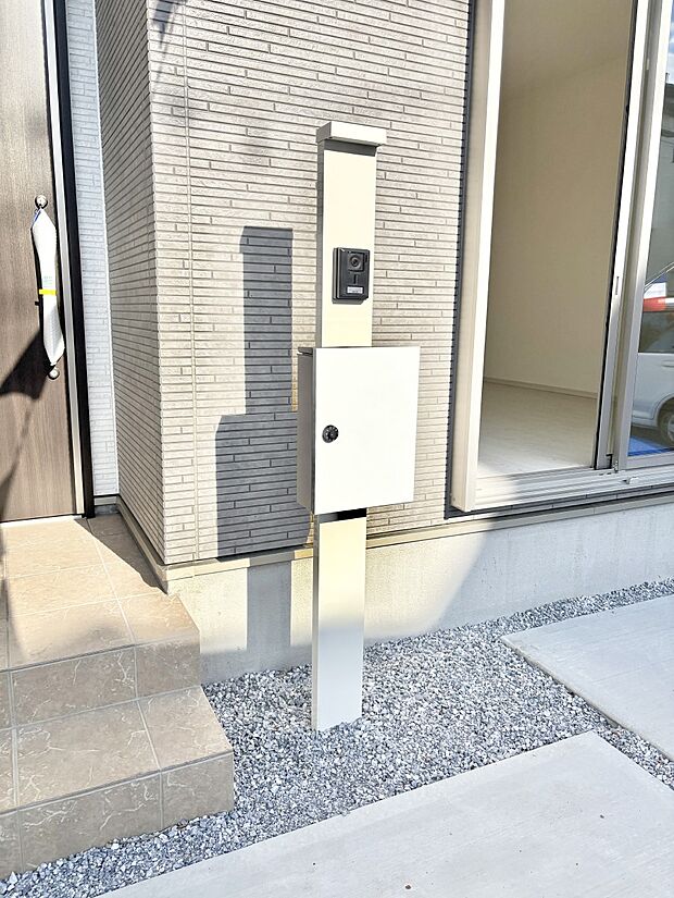 【その他現地】表札・インターホン・ポストをひとつに集約。エントランスになじむシンプルデザイン。