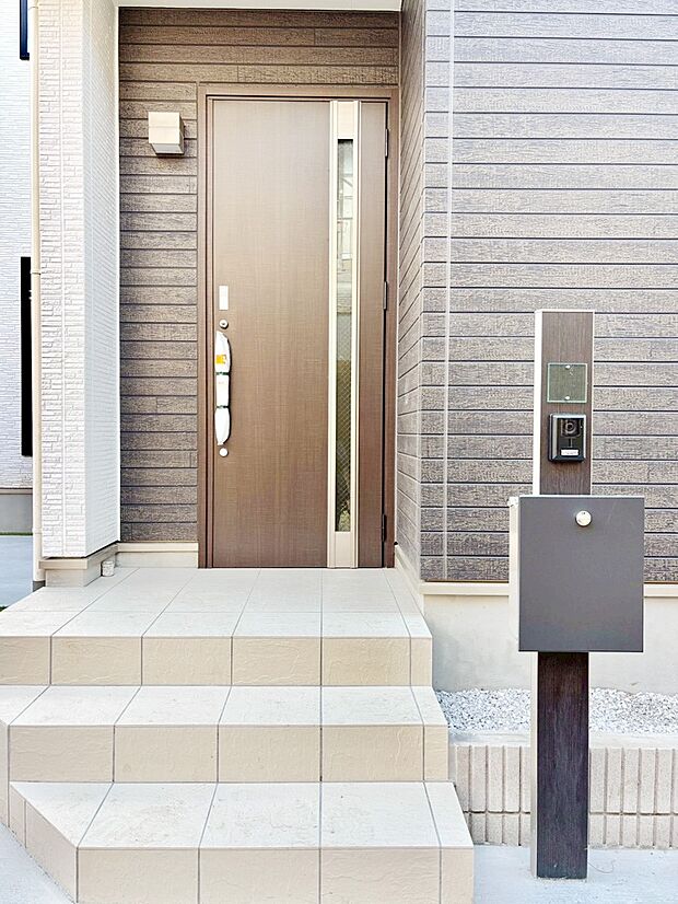 【玄関】シンプルで落ち着いた雰囲気の玄関でご家族やお客様をお出迎え！