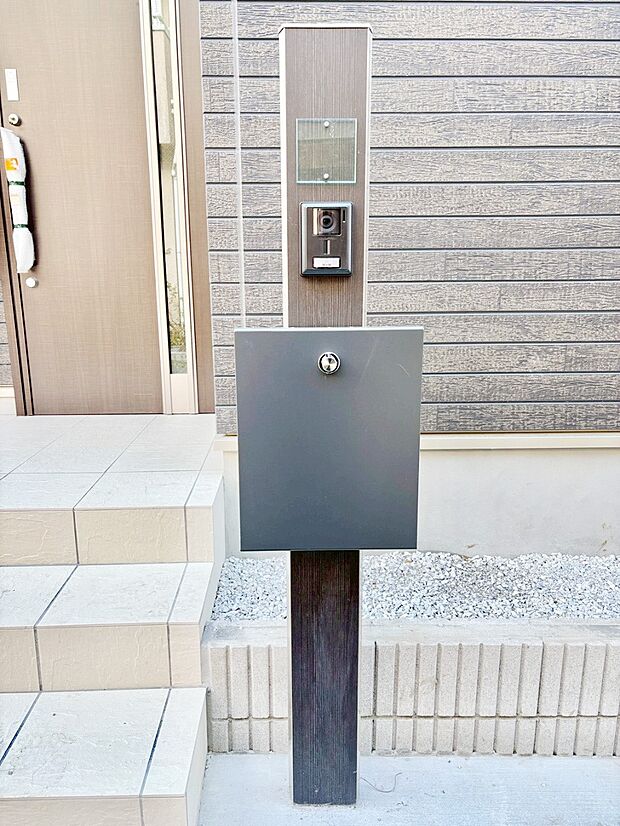 【その他現地】表札・インターホン・ポストをひとつに集約。エントランスになじむシンプルデザイン。