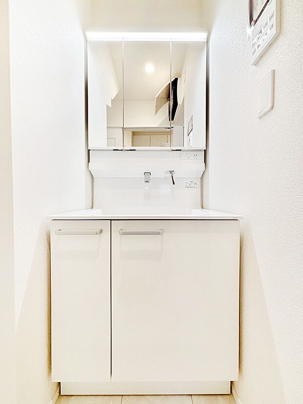 【洗面台・洗面所】三面鏡キャビネット・シャワー付き洗面化粧台で忙しい朝の身支度もスムーズに！