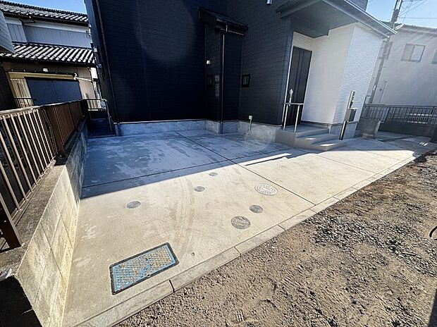 【駐車場】駐車2台可能！急なお客様の駐車に。また、ご家族の自転車スペースとしても大活躍。