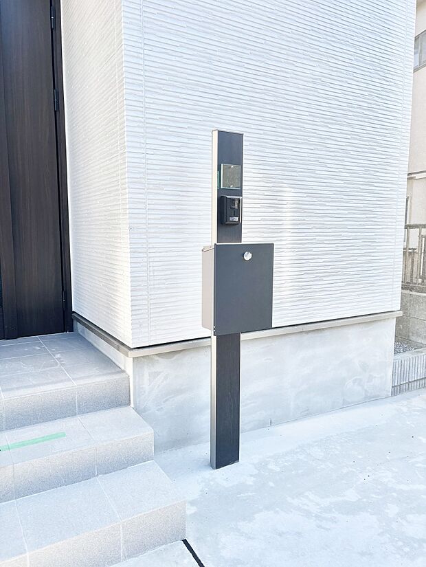 【その他現地】シンプルデザインのポスト。
