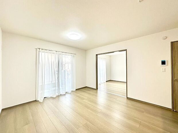 【ダイニング】大きな窓からたっぷりの陽光と風を感じられるリビング  