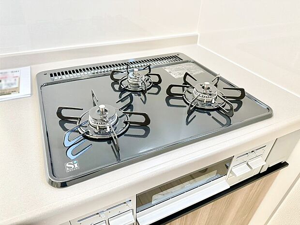 【その他設備(Ｓｉセンサーコンロ)】ガスコンロはＳｉセンサー搭載。火力調節や焦げ付き・消し忘れも防いでくれます。