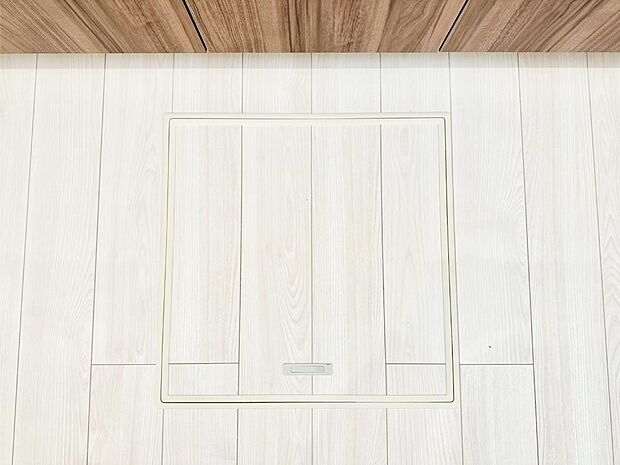 【その他設備(床下収納)】床下収納付き！日用品・非常用品の収納にも大活躍。