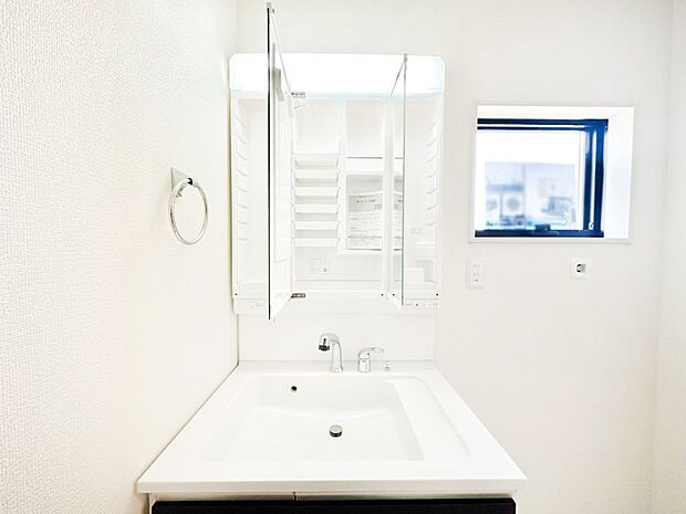 【その他設備(三面鏡裏収納)】三面鏡の裏に、化粧品や衛生用品などを収納可能。洗面台をすっきりと保ちます！